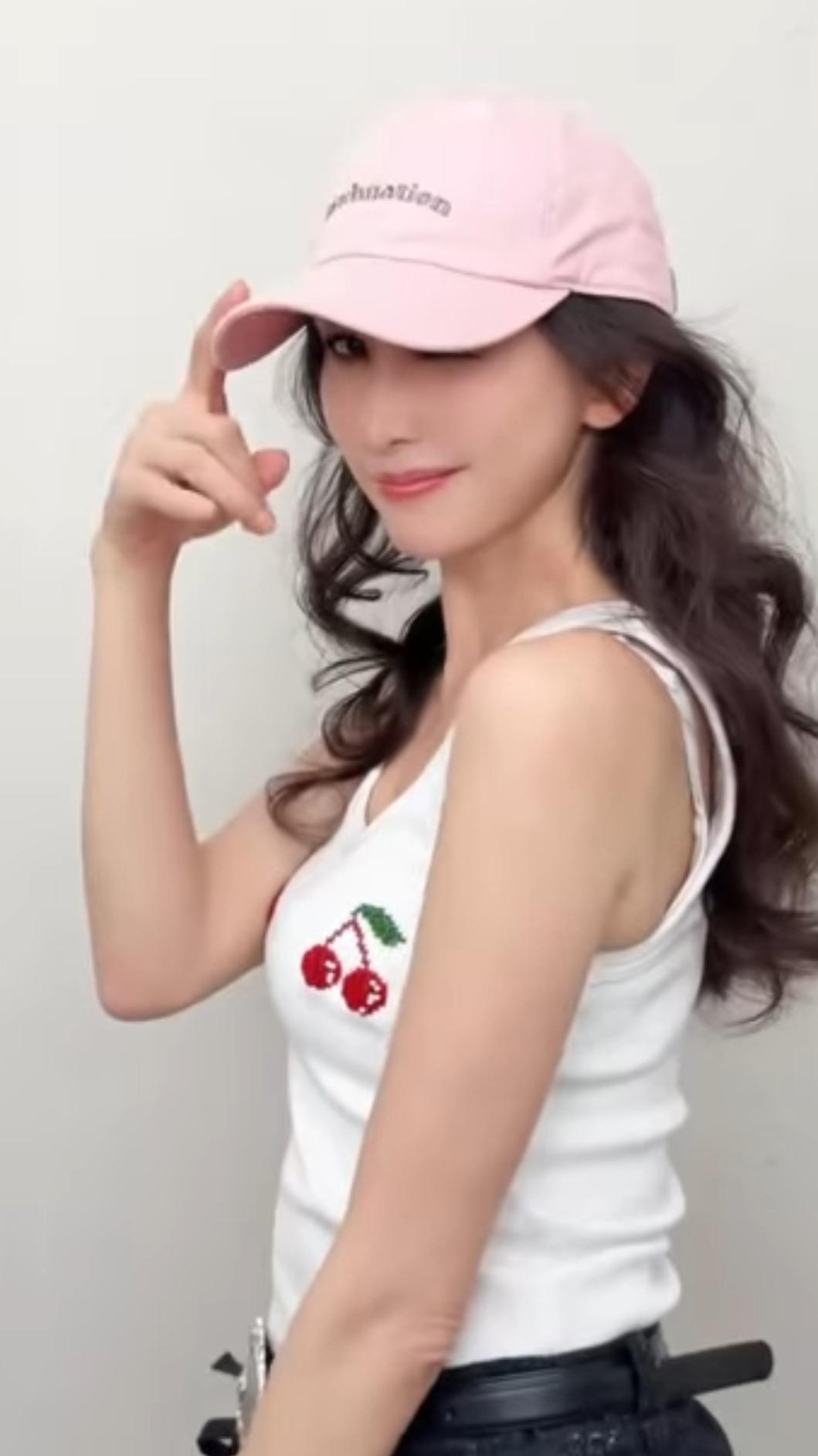 林志玲穿著櫻桃背心搭配鴨舌帽,做出俏皮結尾動作。(圖/翻攝自IG)