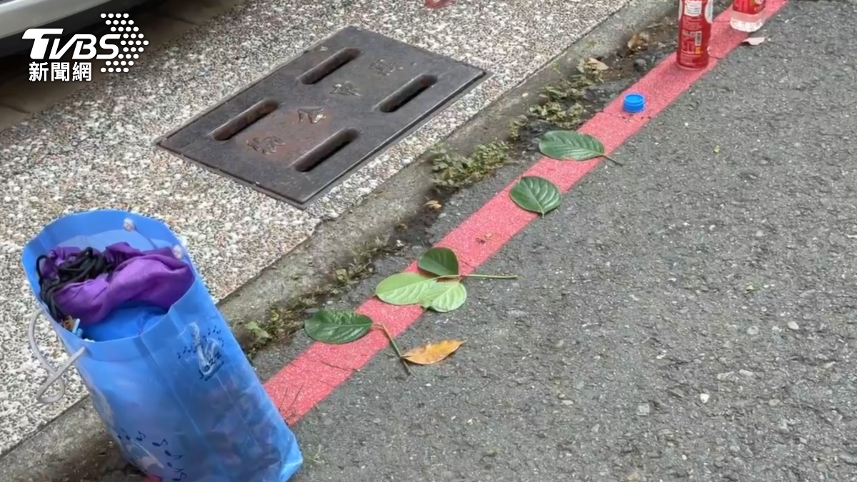 這些都是用來排隊佔位子的小道具五花八門,連路邊樹葉都能拿來佔位,路過民眾嘖嘖稱奇(圖/TVBS)