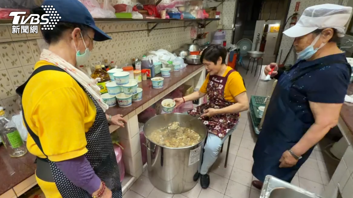 道場志工表示會有工作人員維持秩序,並說明發號碼牌時必須確定有人到場才會發放,按照1至200的順序發放便當(圖/TVBS)