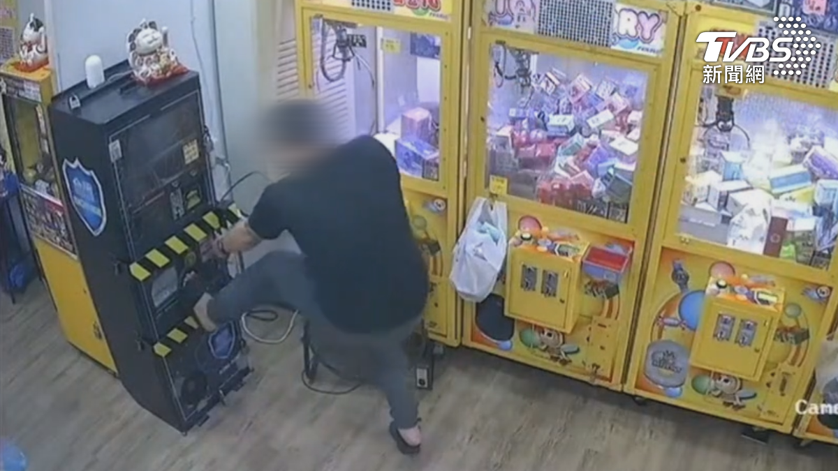 台南兩名竊賊,盯上了娃娃機店內的兌幣機,猛搖猛拉甚至還拿滅火器狂砸,這兌幣機依舊完好無損,什麼都沒偷到,不久就被警方逮到(圖/民眾提供)