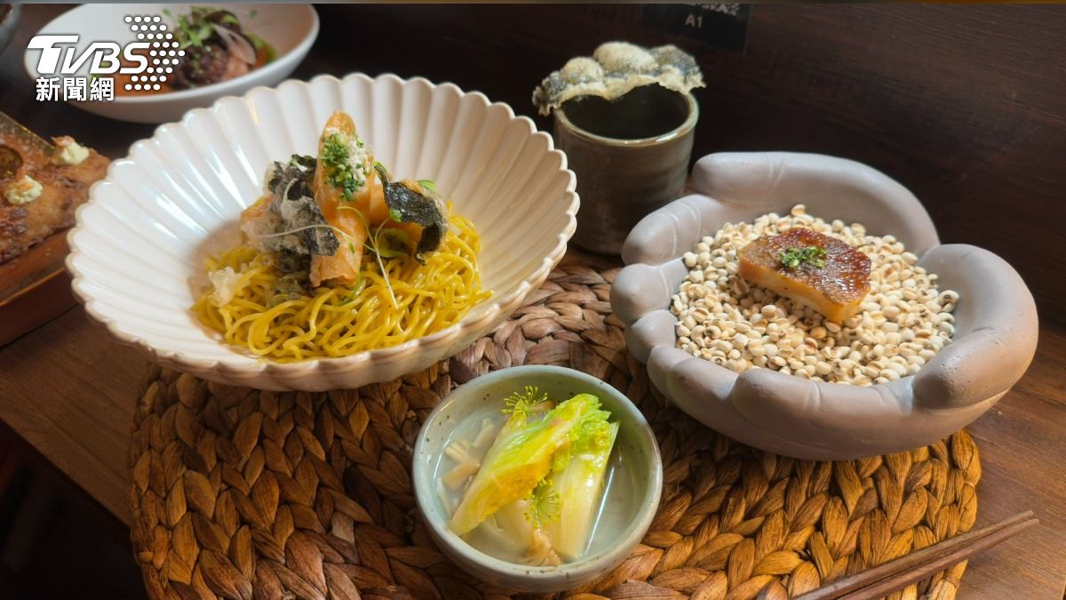 新菜推薦「蝦捲乾拌麵」。(圖/陳昫蓁攝)