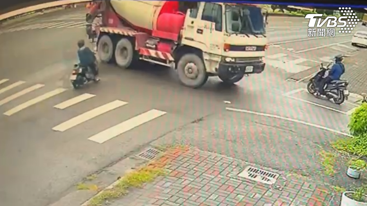 混凝土車打了左轉燈,要開進巷弄,機車時速不慢,直接就撞上,待轉的騎士嚇到趕緊閃避,只是當時 騎士被撞到安全帽都噴飛了,傷勢嚴重(圖/TVBS)