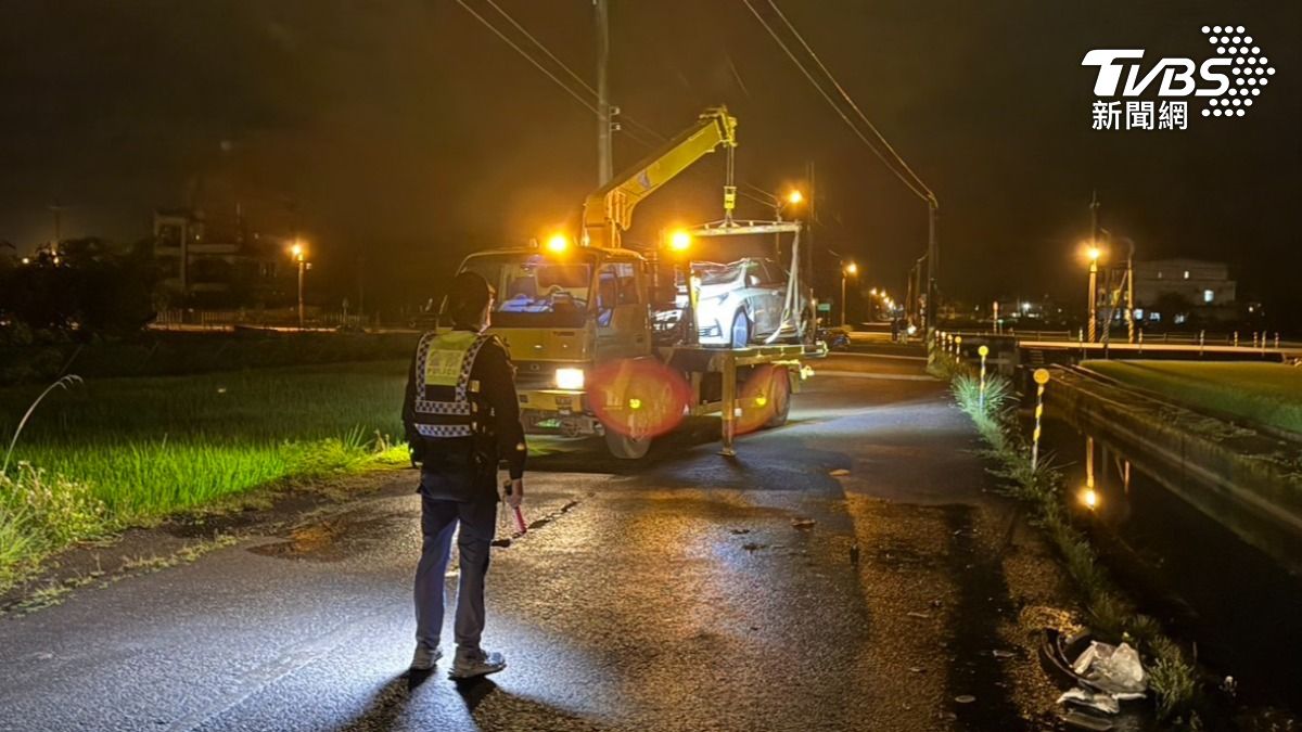 車擦撞電線桿失控，翻落路旁大排水溝，女駕駛加護病房觀察中。（圖／TVBS）