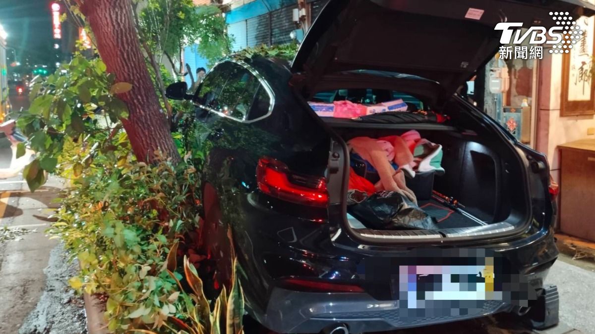車衝人行道撞路樹、盆栽，駕駛搶救不治。（圖／TVBS）