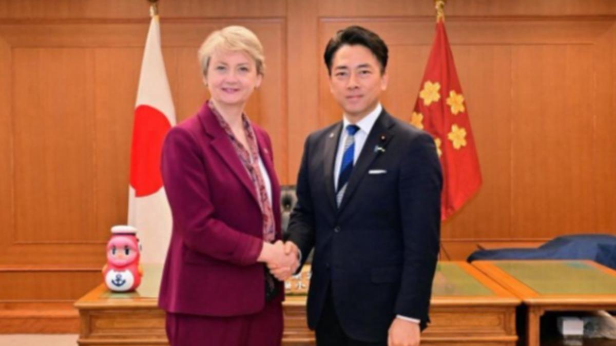 強震發生時，小泉進次郎正在防衛省內，與英國外交大臣庫柏（Yvette Cooper）會面。（圖／翻攝 週刊文春）