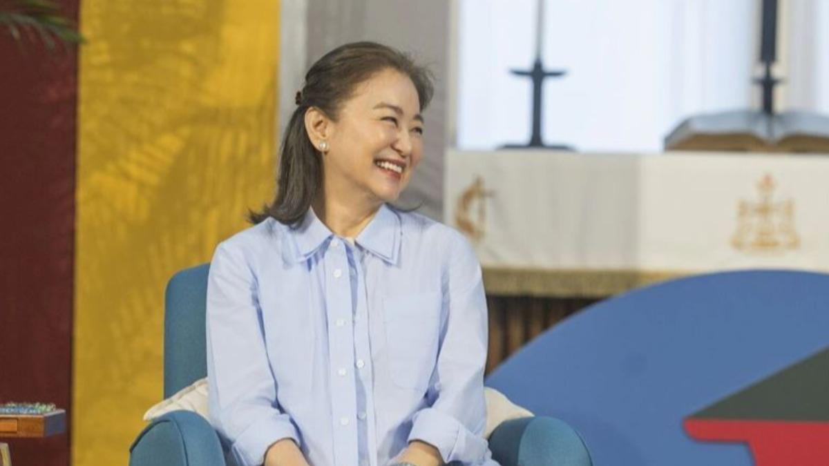 不敗女神!71歲林青霞「滿頭白髮」仍美得驚人 現身大學吸3千學子朝聖