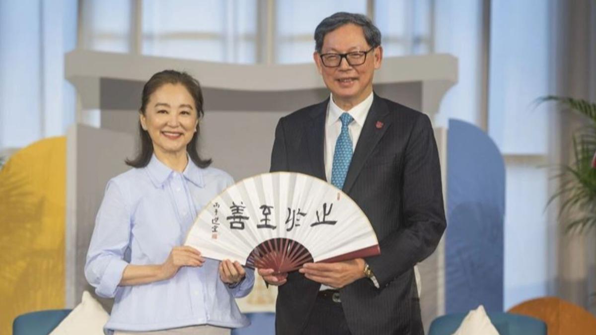 林青霞出席校園演講活動,絕佳狀態被網友狂讚。(圖/翻攝自微博)