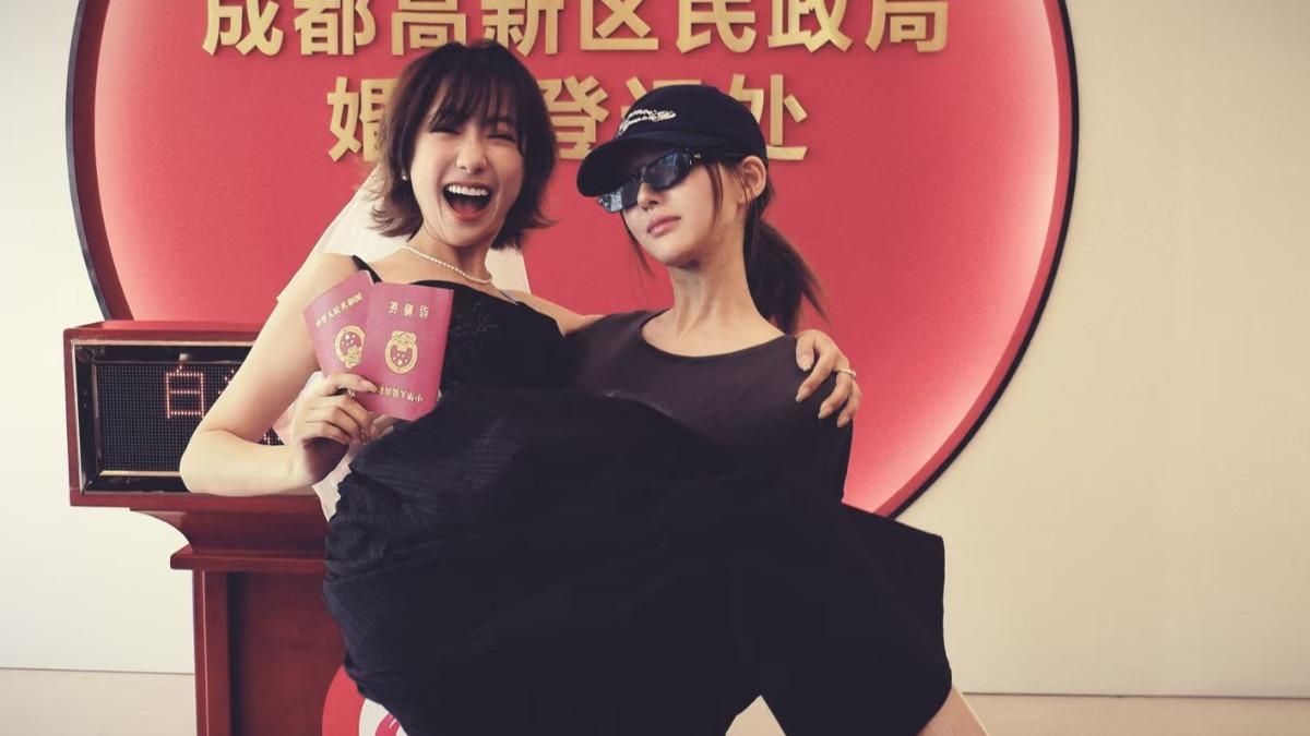 趙露思陪好友登記結婚 霸氣新娘抱:我會一直保護你的幸福
