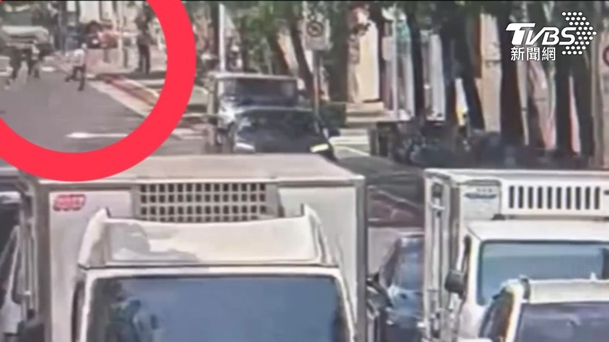 張姓車手在信義路馬路中央狂奔,遭警壓制逮補。(圖/TVBS)