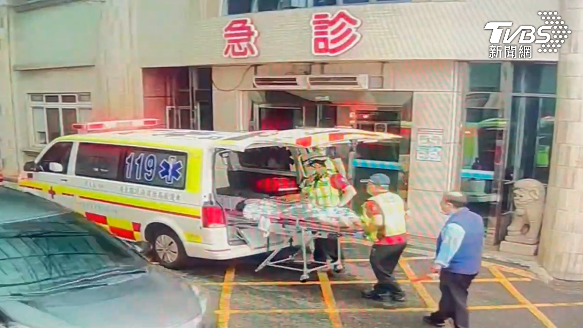 救護車到現場，緊急把受傷的女學生隨後被抬上擔架，緊急送往附近的寶建醫院急診室進行治療，目前人在醫院住院觀察中（圖／TVBS）