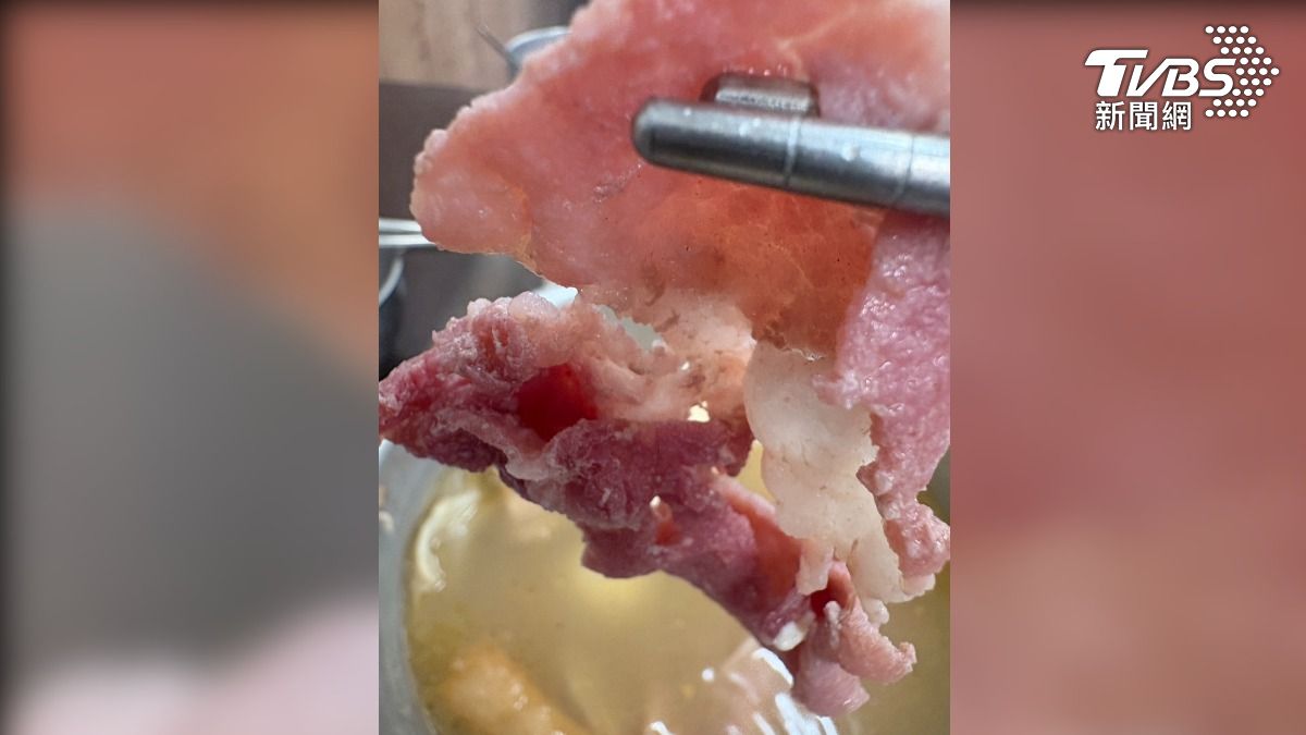 高雄一名吳先生日前帶著孩子到連鎖臭臭鍋店用餐,卻發現其中一鍋的豬肉片滾煮超過20分鐘後,仍呈現粉紅色狀態,宛如未熟透的生肉,讓他嚇得不敢再吃。(圖/翻攝Threads@jerrywuaa)