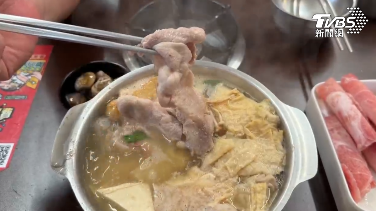 實際到現場點了一鍋豬肉火鍋進行測試,結果肉片馬上就變色,且顏色正常,業者僅私下表示是因為肌紅蛋白產生的正常現象(圖/TVBS)
