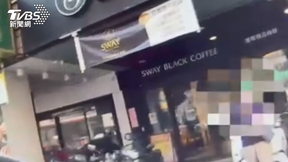 駕駛違停紅線,在路邊看報紙等家人,警開單搶回健保卡,弄傷員警。 (圖/TVBS)