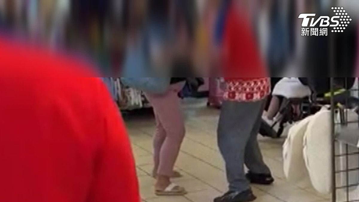 影音/北車女見櫃檯百元伸手!遭阻止秒暴怒 拿東西砸路人場面失控