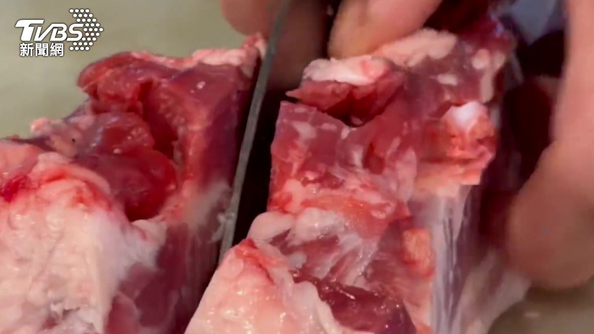 傳統市場溫體豬業者說，如果是「重組肉」加上肌紅蛋白，可能會呈現粉色。（圖／TVBS）