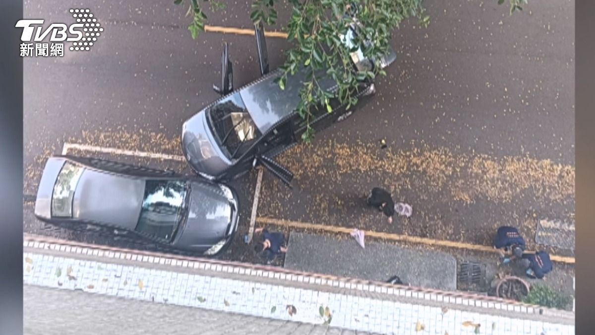 車內談話突開槍!男中彈撞車求救。(圖/TVBS)