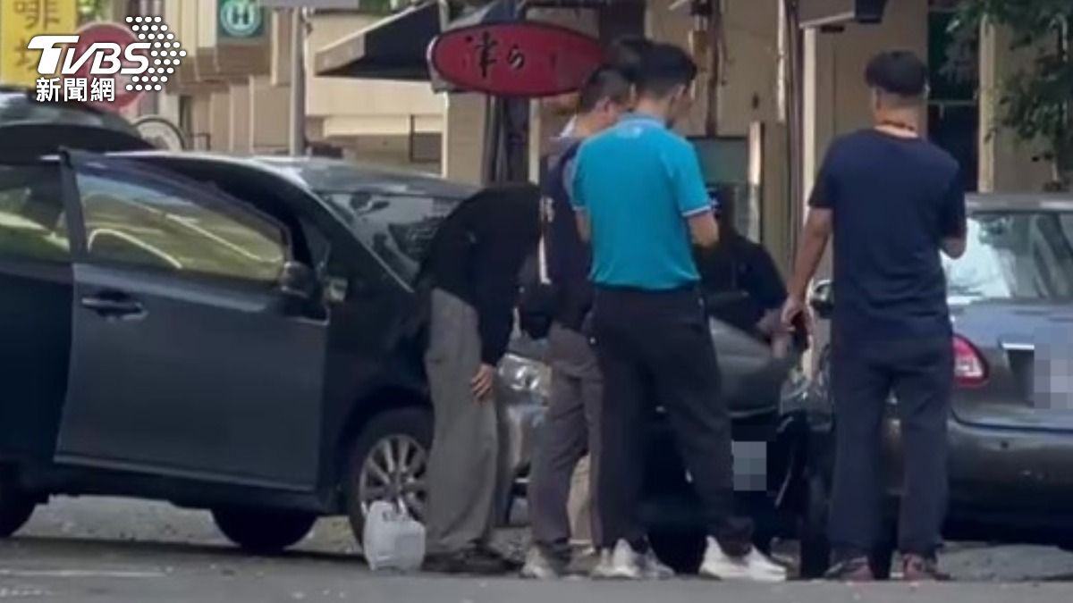 車內談話突開槍!男中彈撞車求救。(圖/TVBS)