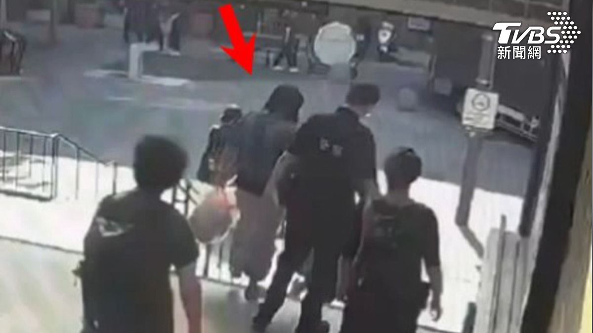 何姓女子借錢不成秒變臉,還在台北地下街暴走亂丟東西遭警方逮捕。(圖/TVBS)