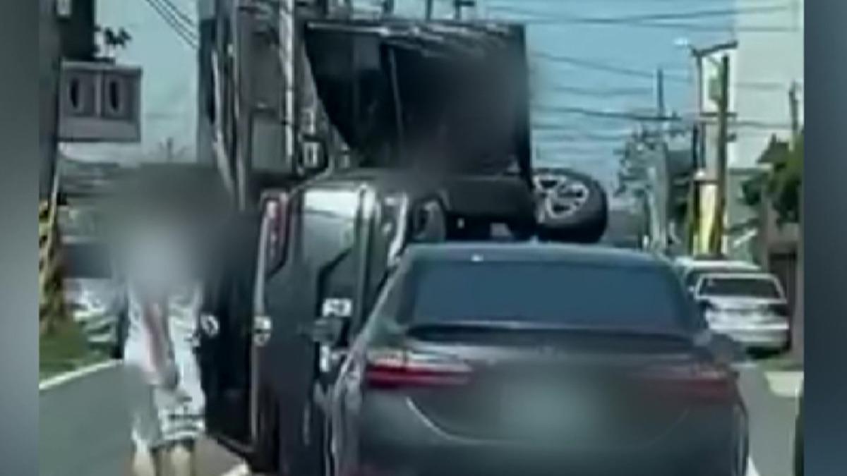 休旅車90度側翻，駕駛與乘客連忙爬出脫困。（圖／Threads:12ii20ii）