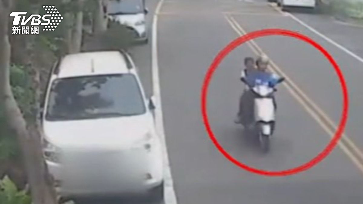 警抓後座乘客未戴安全帽,意外逮酒駕,女騎士還是通緝犯。(圖/TVBS)
