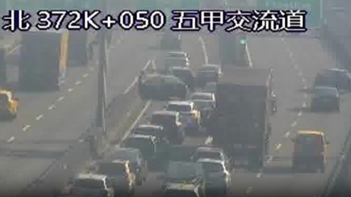 上班注意!國1北上五甲交流道「2車追撞」 匝道管制