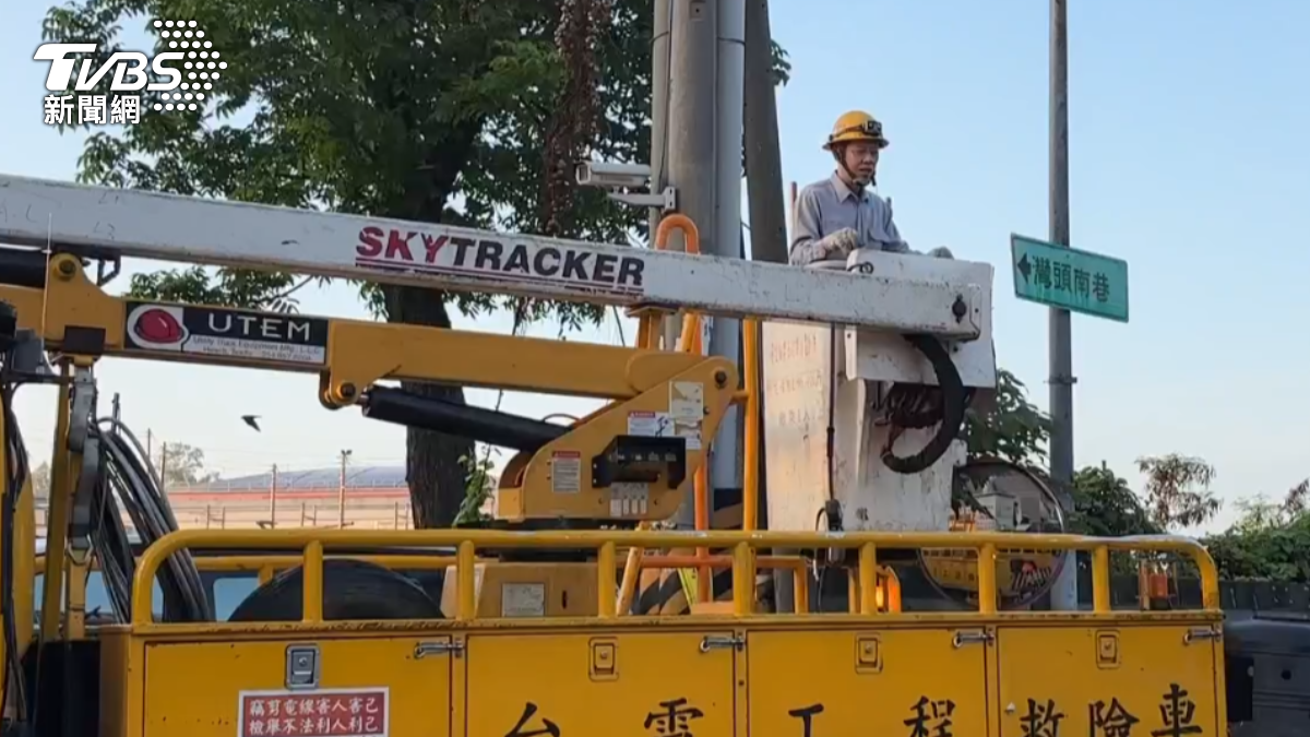 台電人員搭乘升降車前往搶修。(圖/TVBS)
