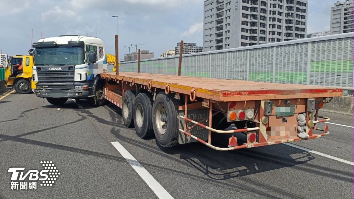 快訊/快改道!國10拖板車失控撞護欄「折甘蔗」封閉管制回堵2公里