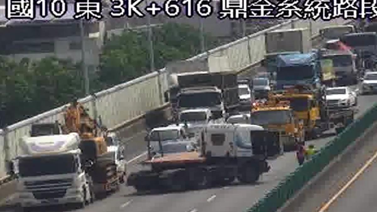 拖板車不明原因突然失控撞上護欄。(圖/翻攝自高速公路1968)