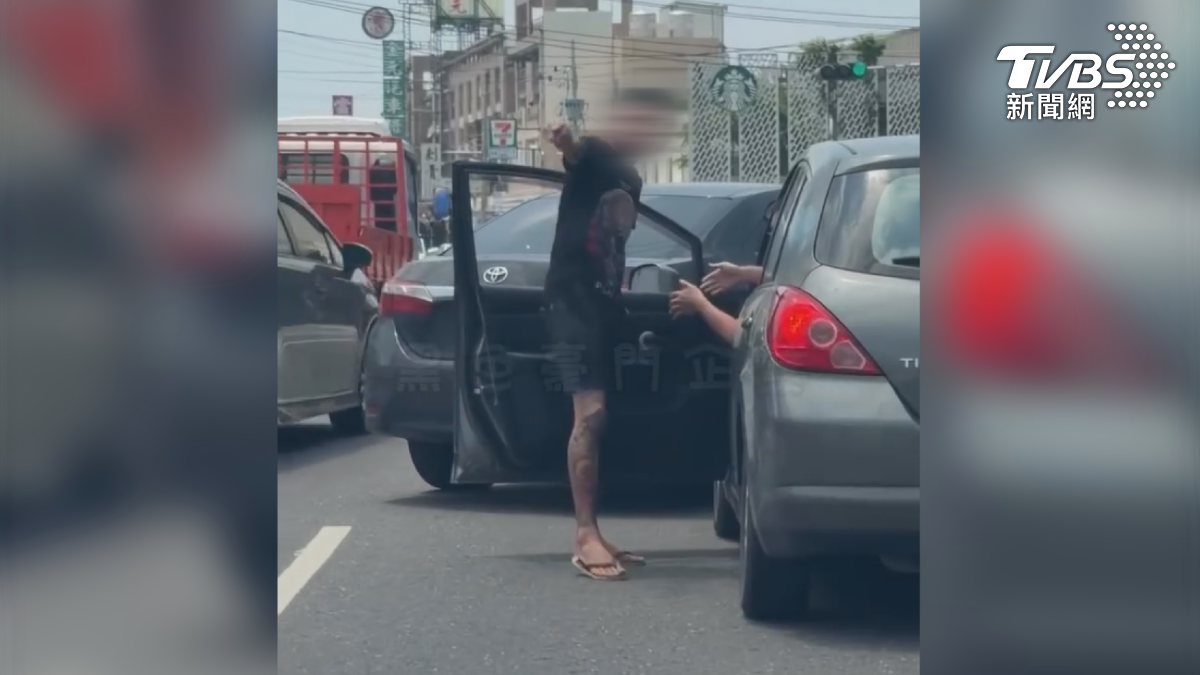 台南佳里發生一件行車糾紛,馮姓駕駛直接半路攔車逼停,在馬路中央咆哮理論,男子行為已涉及公眾安全,警方晚上就將駕駛揪出來嚴辦(圖/翻攝黑色豪門企業)
