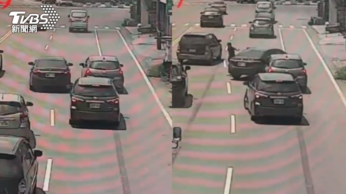 黑衣男子的轎車壓在車道分隔線上,接著直接把車頭插到銀灰色轎車前方攔車,當時車流量還不小,還好雙方車速不快,沒有造成追撞事故(圖/TVBS)