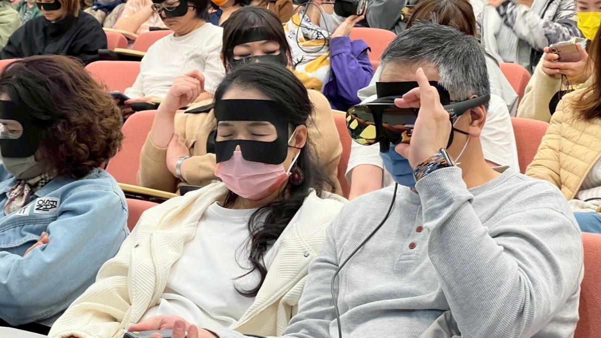 戴上VR瞬間淚崩！我終於看見失智症父親眼中的恐懼