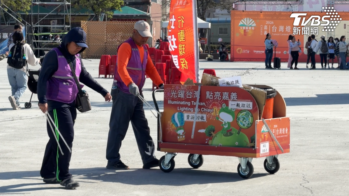 台灣燈會在嘉義，活動上個月圓滿落幕，但現在卻被爆出有清潔員到現在還沒領到薪水，向縣府反映沒想到卻推給外包商，還要清潔員自己打電話討薪水（圖／TVBS）