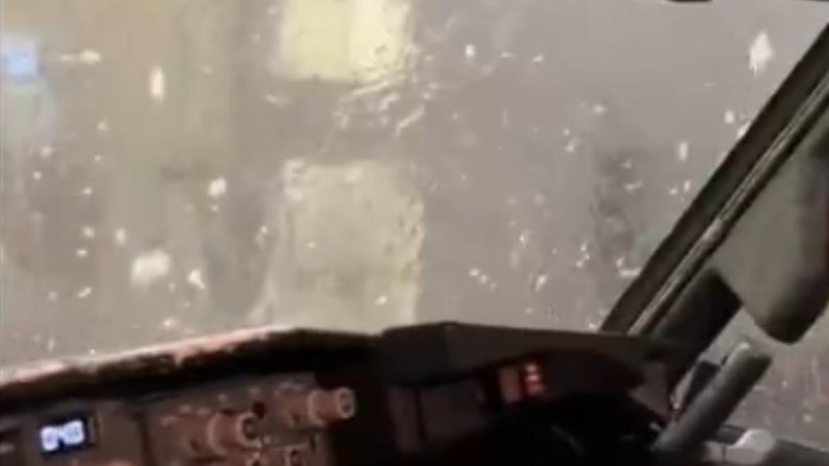 大陸雲南昆明近日遭受冰雹重創。長水機場113架飛機遭冰雹擊中,需要檢查維修。(圖/新京報)