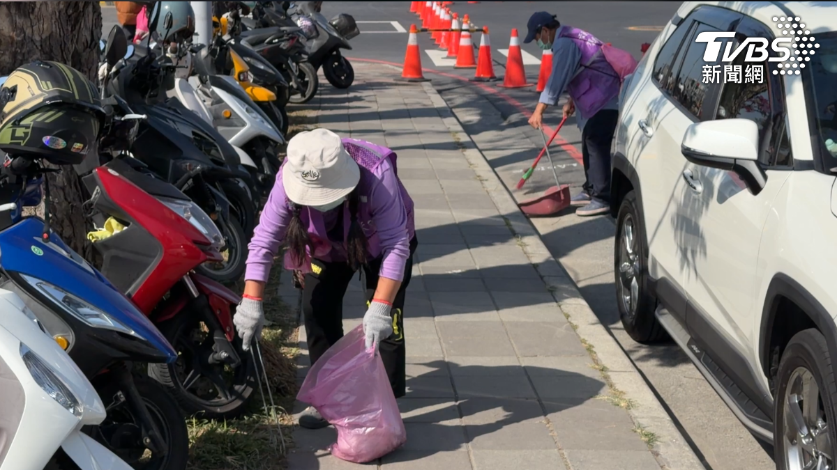 清潔人員頂著大太陽，辛苦努力維護燈會現場清潔，沒想到現在卻發生這辛苦錢還要讓清潔員在活動結束後卑微討要，對此外包商與縣府給出解釋了（圖／TVBS）