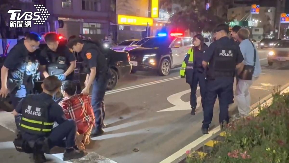 警方包圍逮捕,不僅車上搜出毒品,更被查出無照駕駛及毒駕。(圖/TVBS)