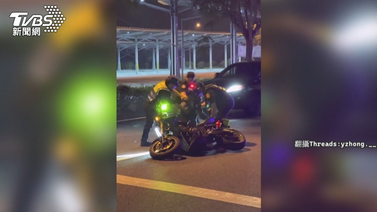 車輛被員警拉住，騎士下秒便連人帶車摔倒，遭警方壓制。(圖／民眾提供)