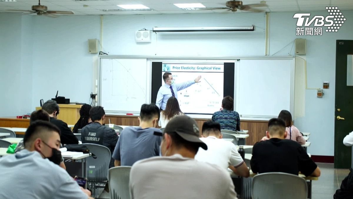 企業接手退場私校。(圖/TVBS)