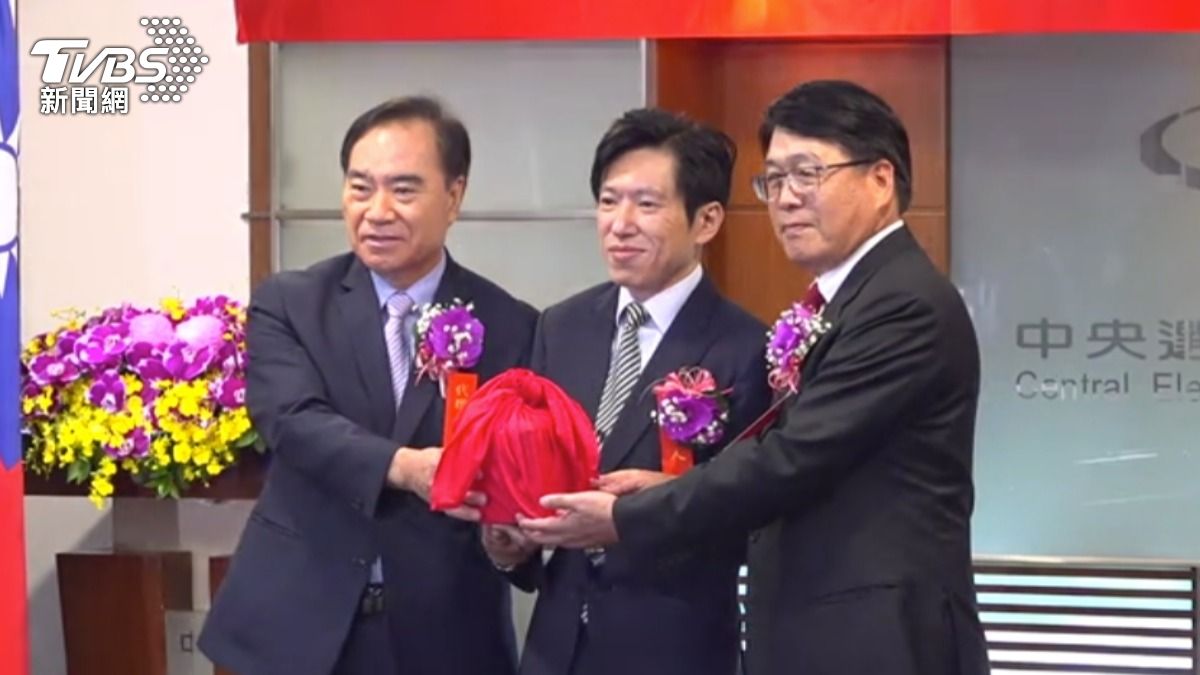 中選會懸缺半年終於恢復運作,游盈隆正式接下主委印信。(圖/TVBS)