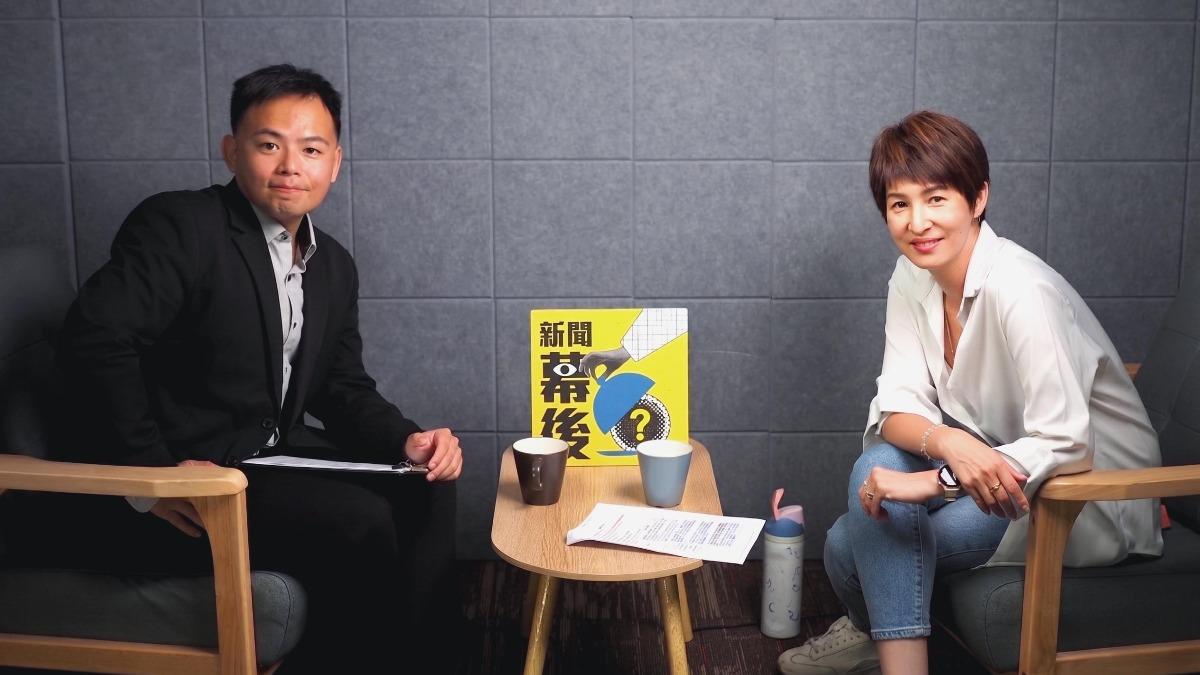 TVBS政治中心記者葉豐瑋(左)和主持人夏嘉璐 (右) 分享此次隨國民黨主席鄭麗文訪陸團赴中國大陸採訪六天,親歷鄭習會現場及媒體管控的第一手觀察。(圖/《新聞幕後》提供 )