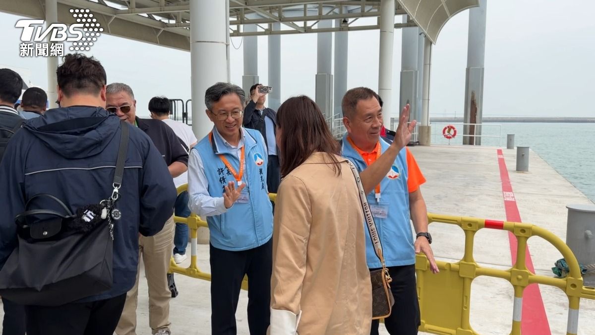 金門縣副縣長陳祥麟、觀光處長許績鑫到碼頭迎接上海旅遊行業協會來金門交流。(圖/程子奕攝)