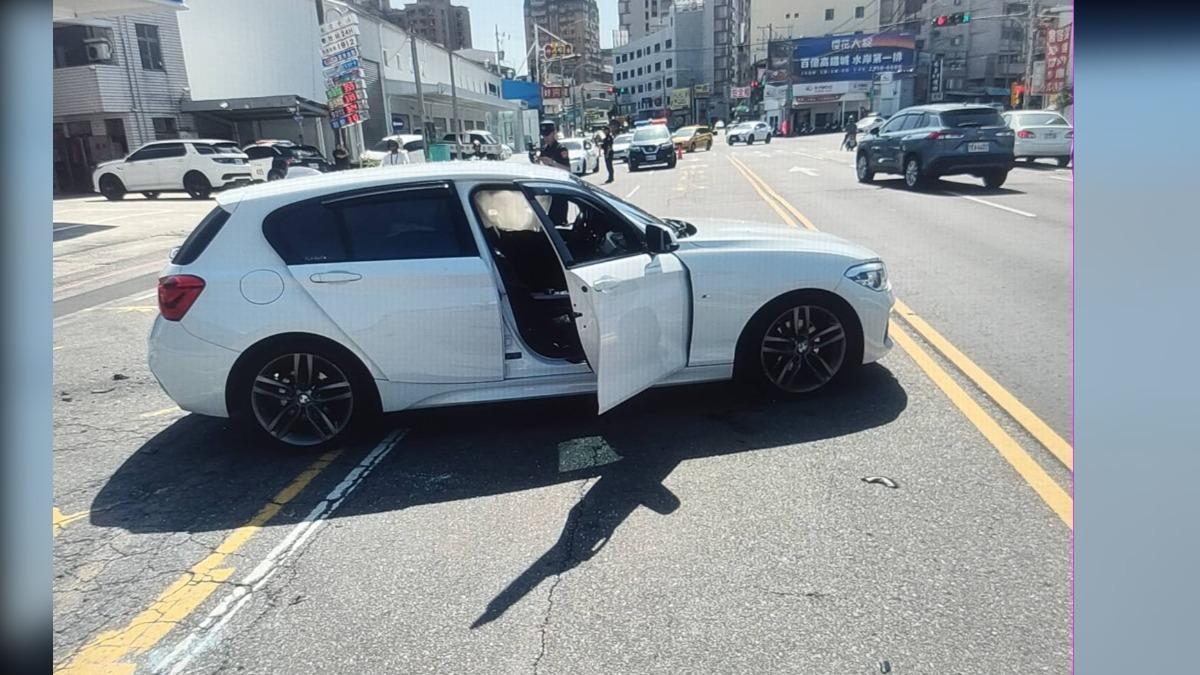 車禍後警方封閉一線車道,並協助傷者送醫。(圖/警方提供)