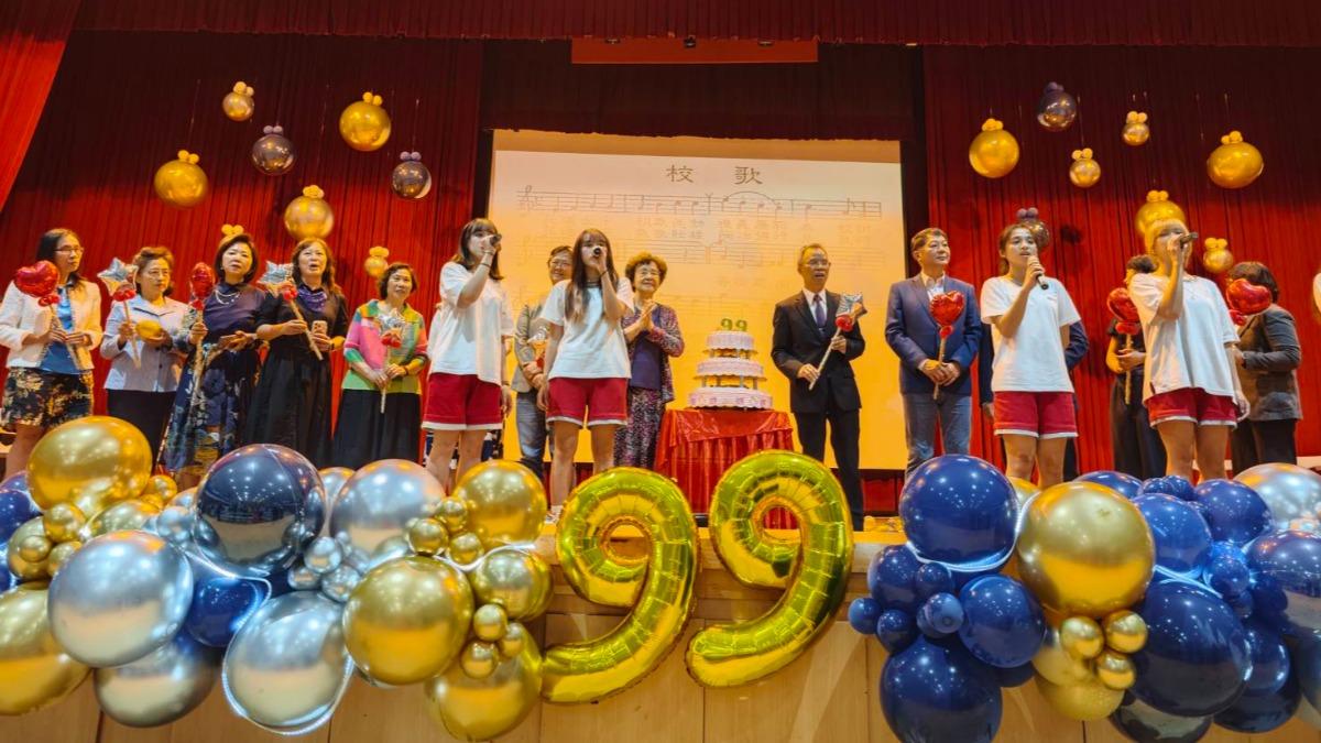 花女 99 週年校慶,師生齊聚切蛋糕暖壽,在溫馨歌聲中預約 2027 百年盛典。(圖/TVBS)