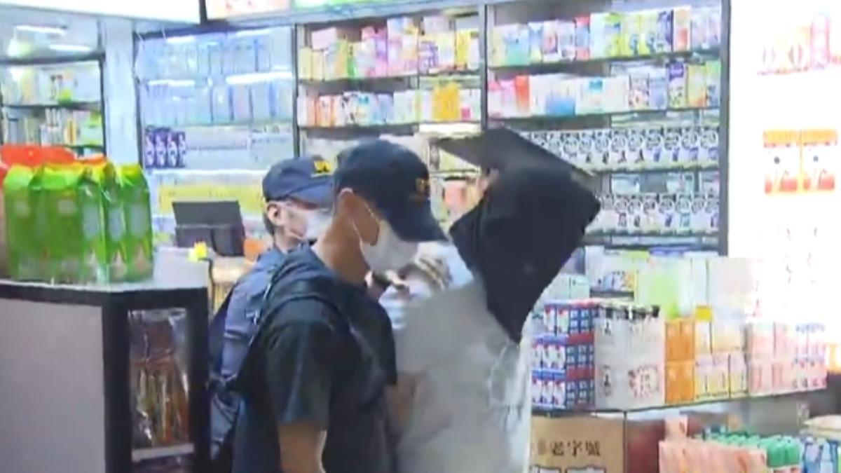 香港中藥店店員，等顧客確定要買蟲草後迅速磨成粉，售價從2.5萬變28萬強迫交易。（圖／TVB）