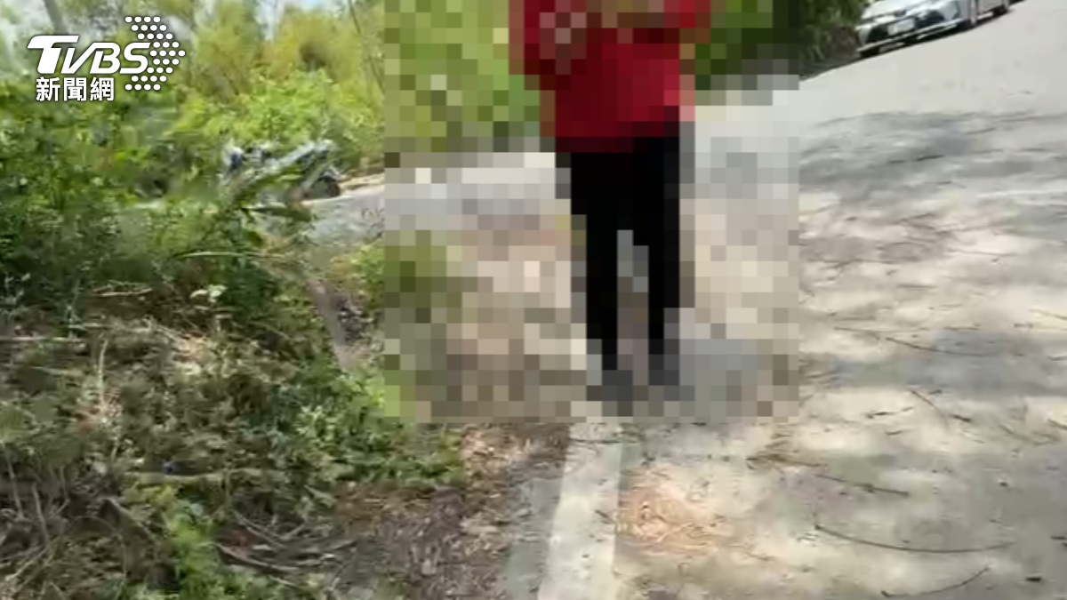 二女兒返家後，見到親人遺體，當場崩潰痛哭。（圖／TVBS）