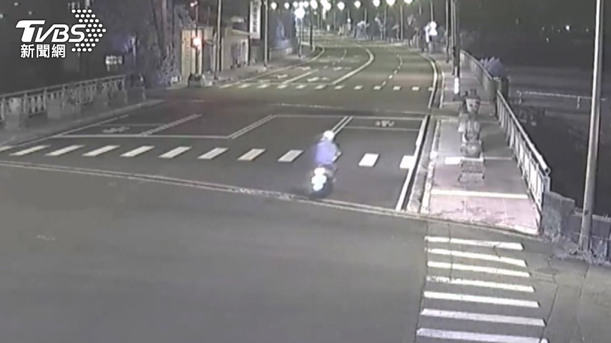 毒品列管男子深夜自撞電線桿！監視器拍到肇事前機車向右偏離車道