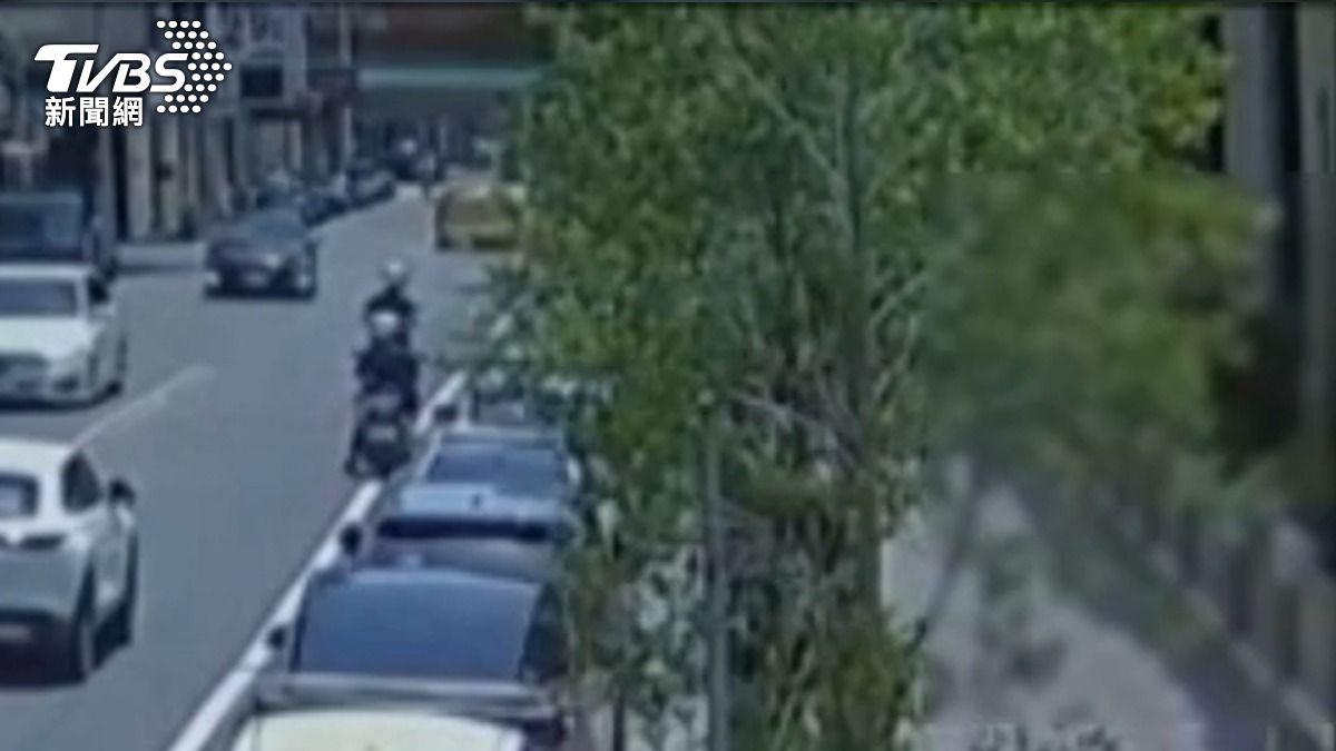 男子從文化路二段巷內，從右側人行道翻牆闖進新北市議會逃逸。（圖／TVBS）