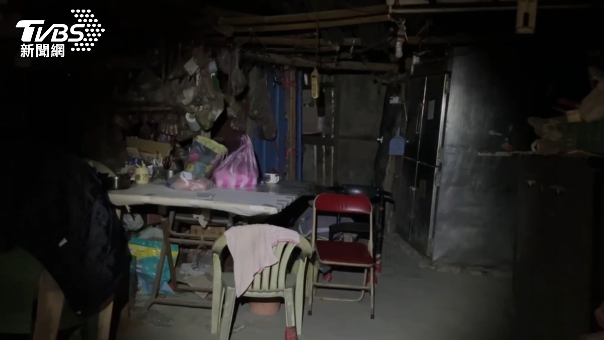 一家三口住在山區簡易工寮，經濟困頓，平常靠著務農維生。（圖／TVBS）