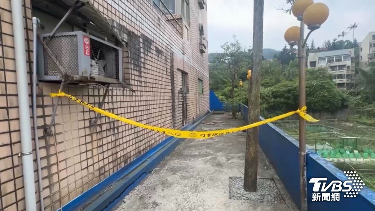 警察找上門!萬里通緝犯爬遮雨棚失足 民宅4F墜落慘死