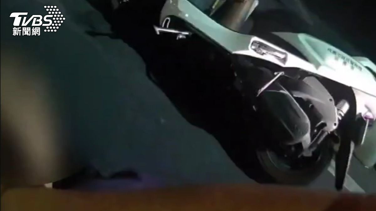 運將違規遭警攔查，疑不滿被開單踹警車遭壓制。（圖／TVBS）