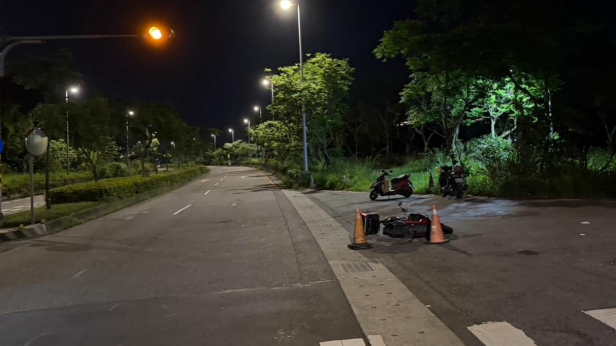 有男子與妻兒出門,半路發生車禍竟動手打人。(圖/警方提供)